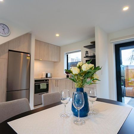Modern 2 Bedroom Townhouse In Cbd With Parking! Sleeps 5 Christchurch Buitenkant foto