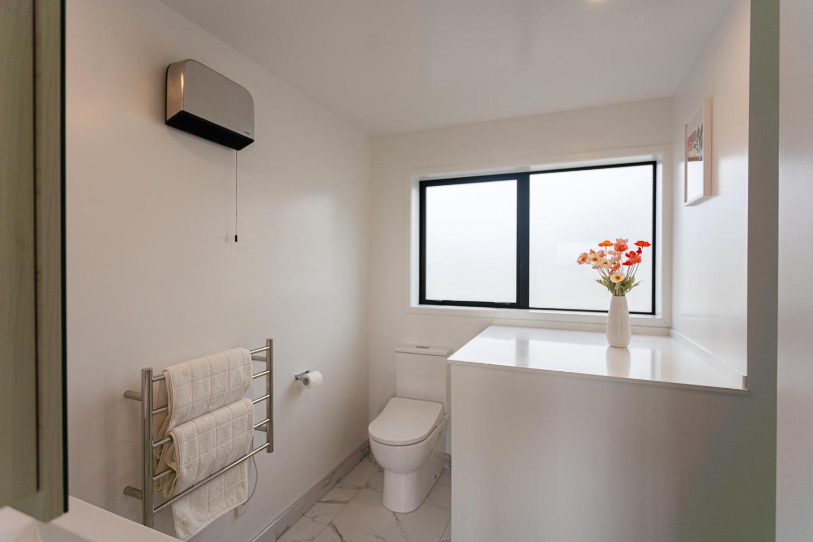 Modern 2 Bedroom Townhouse In Cbd With Parking! Sleeps 5 Christchurch Buitenkant foto
