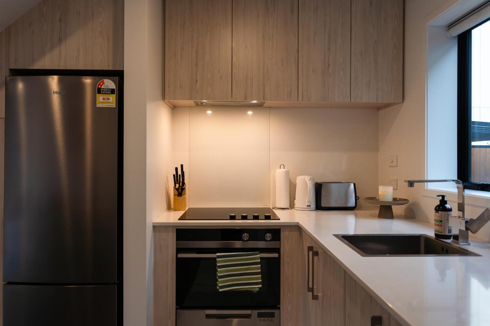 Modern 2 Bedroom Townhouse In Cbd With Parking! Sleeps 5 Christchurch Buitenkant foto
