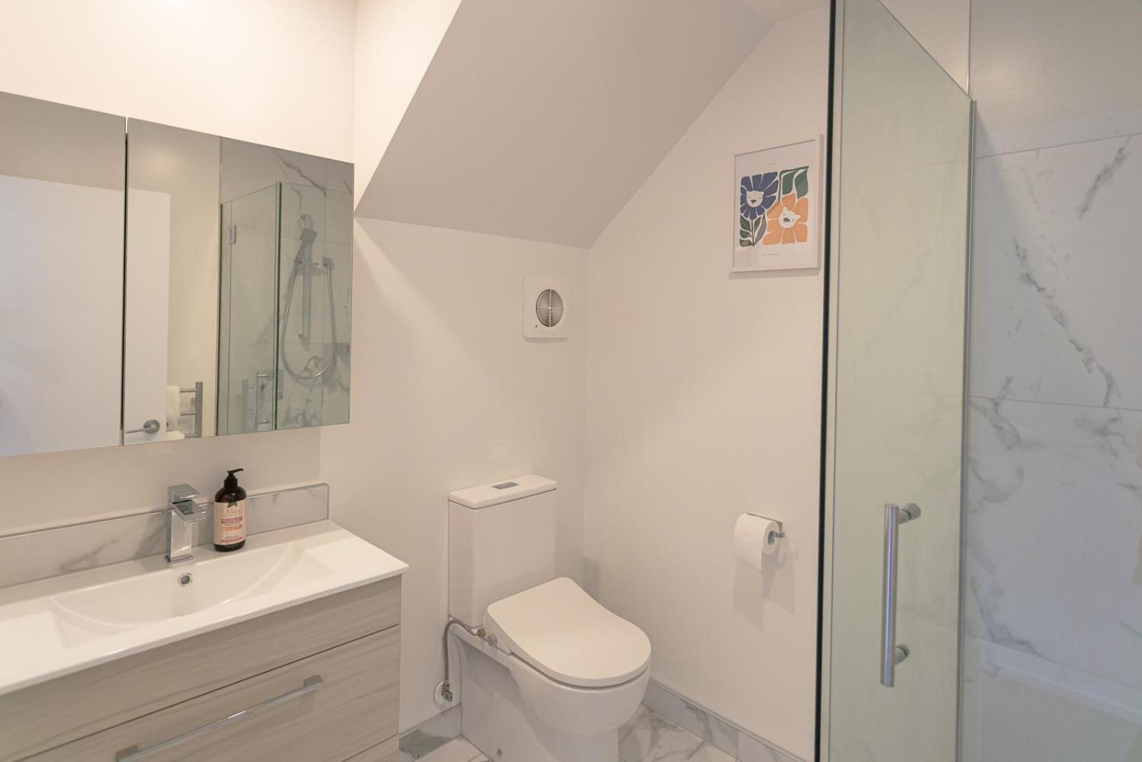 Modern 2 Bedroom Townhouse In Cbd With Parking! Sleeps 5 Christchurch Buitenkant foto
