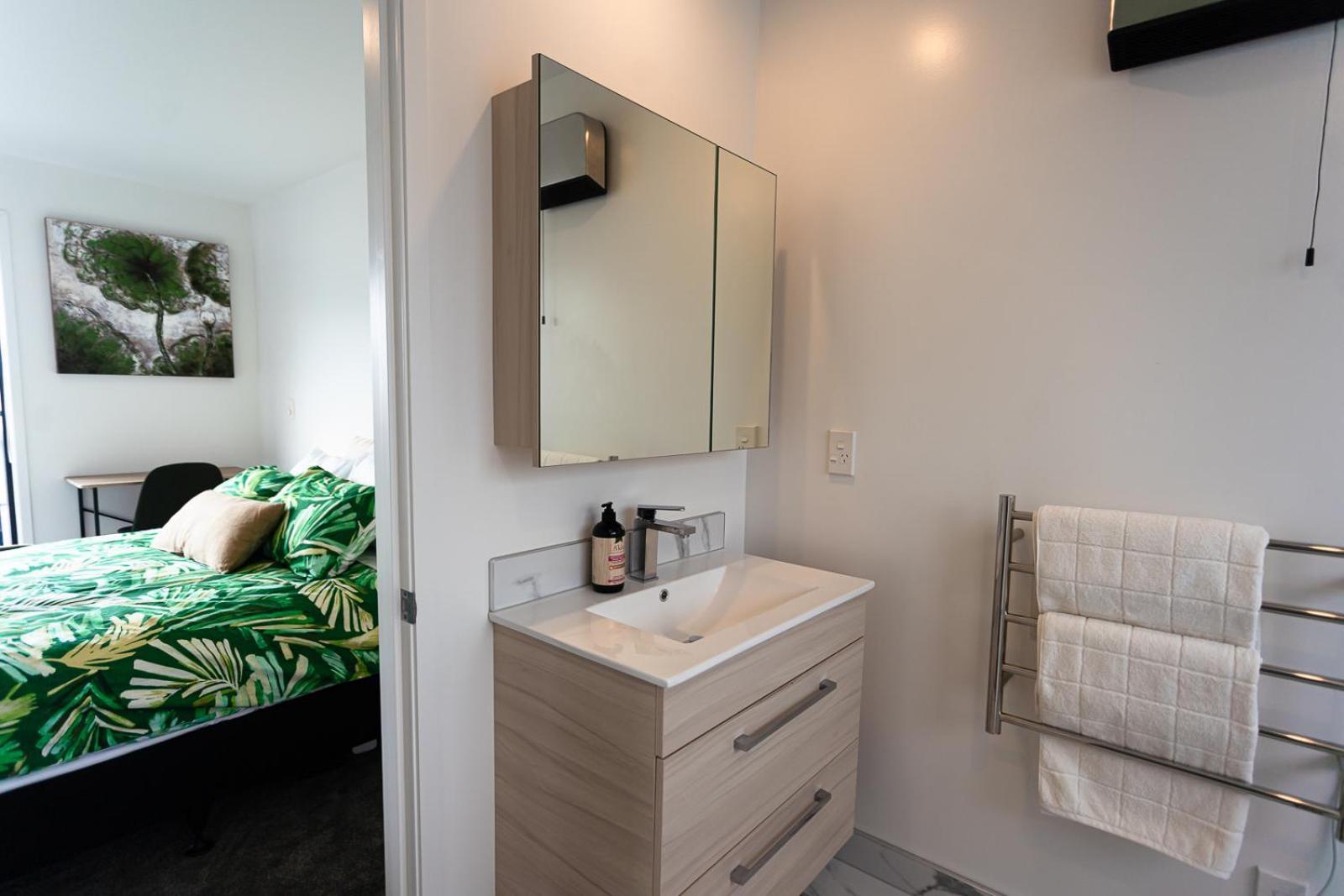 Modern 2 Bedroom Townhouse In Cbd With Parking! Sleeps 5 Christchurch Buitenkant foto