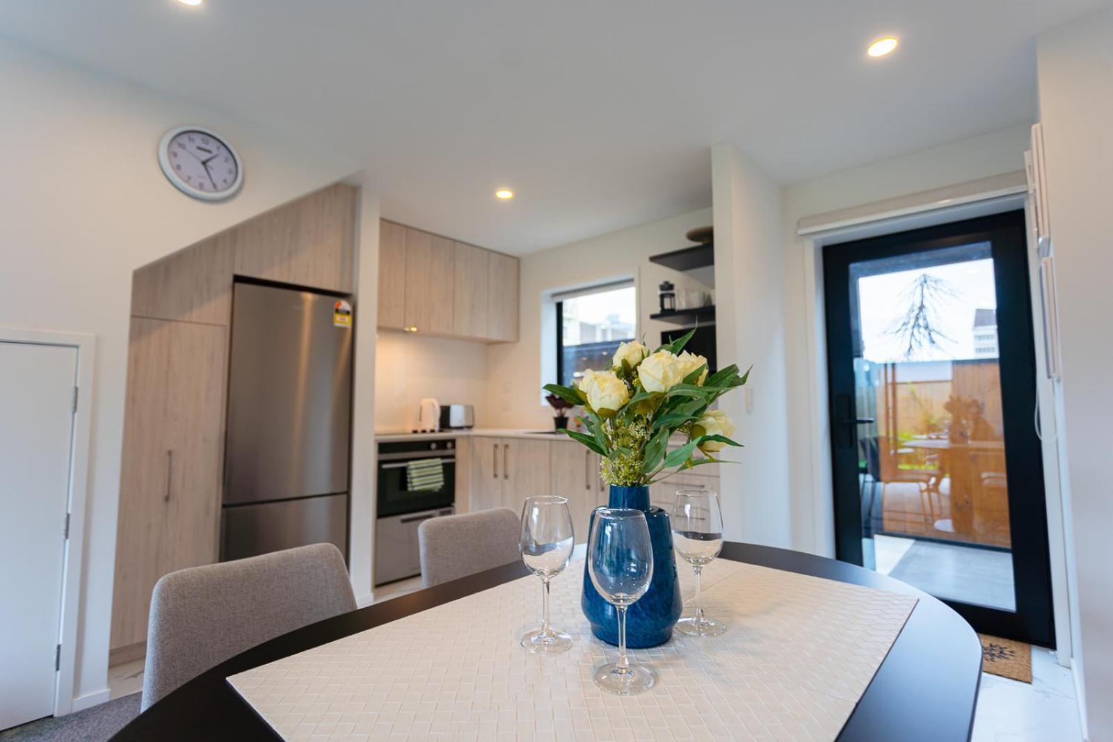 Modern 2 Bedroom Townhouse In Cbd With Parking! Sleeps 5 Christchurch Buitenkant foto